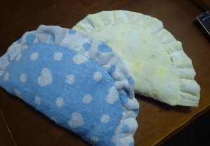 赤ちゃんの枕はいつから必要　タオルで手作り枕の作り方　餃子型